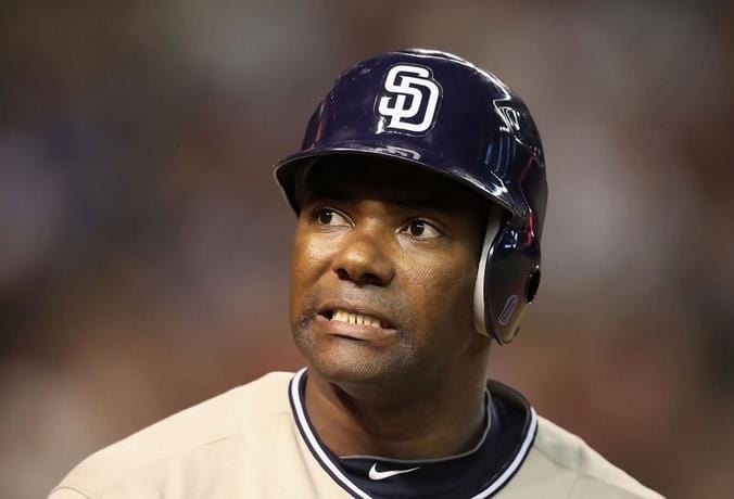 Detienen a expelotero Miguel Tejada en el AILA tras supuesta querella por fraude