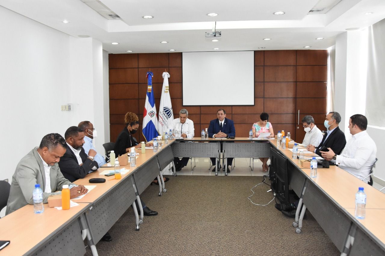 Gobierno dispone aumento salarial de 15.5% para operadores de máquinas pesadas