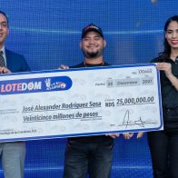 LOTEDOM entrega premio de 25 millones a ex empleado de repuestos ganador del Agarra 4