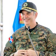 Vestido de militar, Abinader almuerza con guardias de puestos en la Frontera