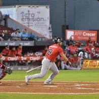 Franchy Cordero clave en triunfo de Leones; jugaran mini playoff en busca de boleto al RR