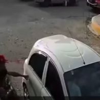 Cámara capta asalto a mujer mientras abordaba vehículo frente a un colegio