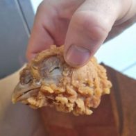 Pidió una orden de alitas y recibió una cabeza de pollo completa en su orden
