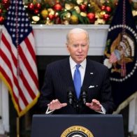 Biden promete acelerar la donación de vacunas a otros países ante ómicron