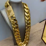 ¡Un hombre caro! El Mayor Clásico presume la cadena de oro "más grande" del género urbano