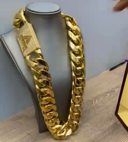 ¡Un hombre caro! El Mayor Clásico presume la cadena de oro "más grande" del género urbano