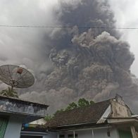 Erupción del volcán indonesio Semeru cubre de ceniza varias poblaciones cercanas
