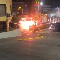 Vehículo se incendia en drive thru de McDonald's de la Máximo Gómez