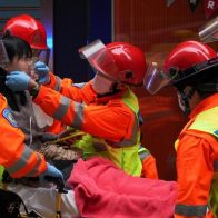 Evacúan a 1,200 personas atrapadas durante incendio en rascacielos de Hong Kong