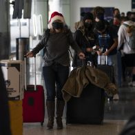 Variante ómicron genera más restricciones antes de Navidad en Estados Unidos