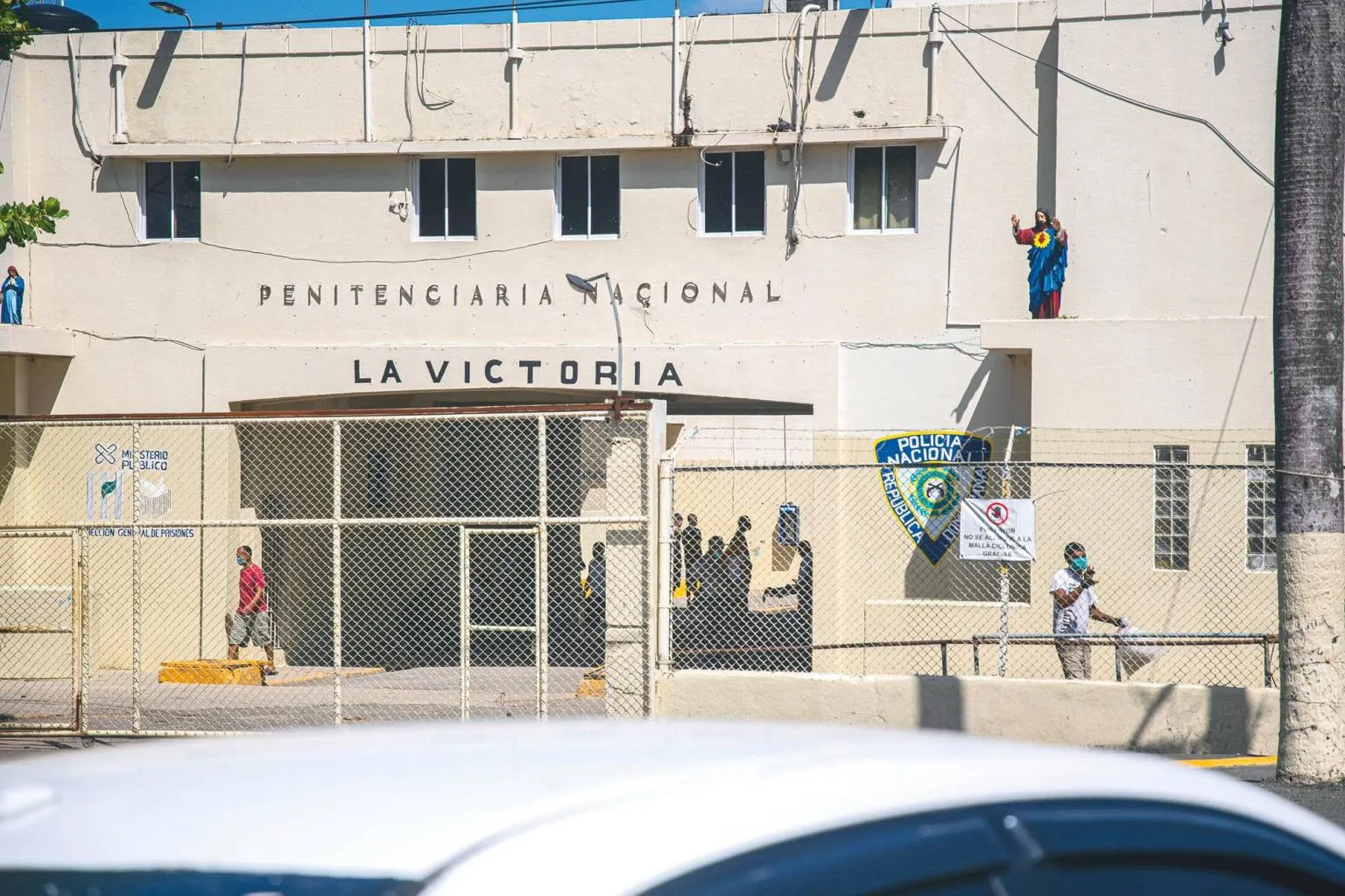 Un reo es herido de bala cuando supuestamente intentó fugarse de autobús
