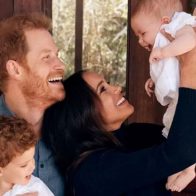 El príncipe Harry y su esposa Meghan comparten la primera foto de su hija Lilibet