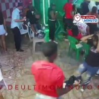 ¡Empoderado! Policía vestido de civil golpea mujer en centro de diversión en Guaricano