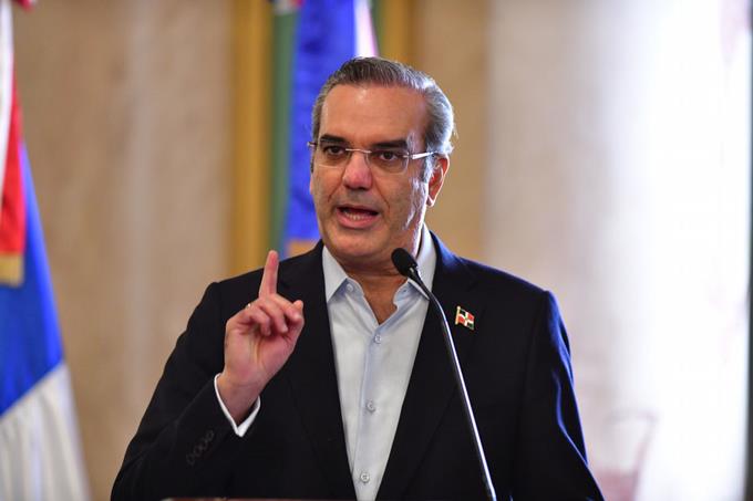 Abinader anuncia vuelos a bajo costo para diáspora dominicana en navidad