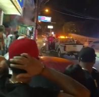 ¡A modo de película! Hombre roba patrulla PN en Villa González; impacta varios vehículos