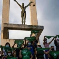 Nayib Bukele indulta a tres salvadoreñas condenadas por aborto