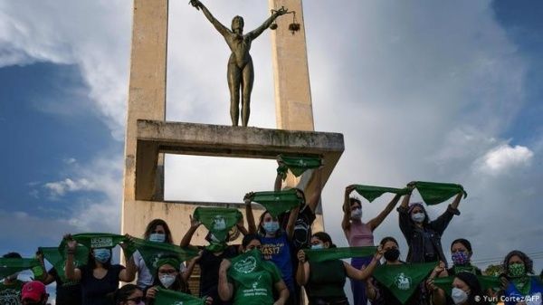 Nayib Bukele indulta a tres salvadoreñas condenadas por aborto