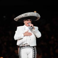 Famosos lloran la muerte del cantante mexicano Vicente Fernández