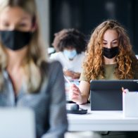 Licencias por contagio de covid-19 se reducirán a una semana
