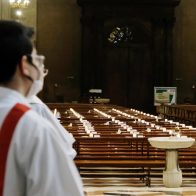 Sacerdotes no vacunados no podrán dar la comunión en una diócesis italiana