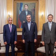 Presidente Luis Abinader se reúne con delegación de Qatar