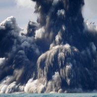 La erupción de volcán submarino provoca un tsunami en isla de Tonga