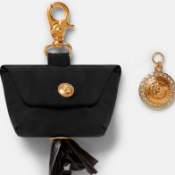 Versace lanza exclusiva cartera para bolsas de recolectar excremento de mascotas