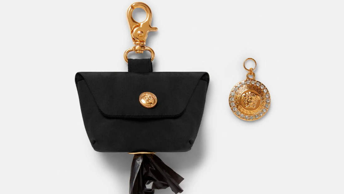 Versace lanza exclusiva cartera para bolsas de recolectar excremento de mascotas