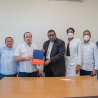 Ministro José Paliza entrega fondos a instituciones sin fines de lucro en Higüey