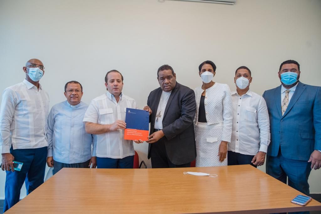 Ministro José Paliza entrega fondos a instituciones sin fines de lucro en Higüey