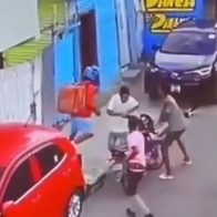 ¡Solo le dejaron el casco protector! Atracan delivery a plena luz de día