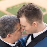 Ejecutivo de los Dodgers se casa con su novio en el estadio del equipo de las Grandes Ligas