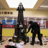 Hong Kong condenó a 3 años de prisión a 9 personas por amotinarse en una universidad durante las protestas