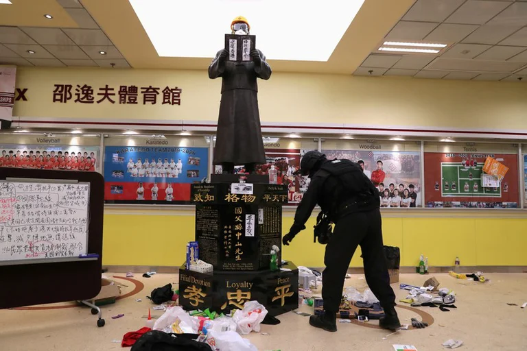 Hong Kong condenó a 3 años de prisión a 9 personas por amotinarse en una universidad durante las protestas