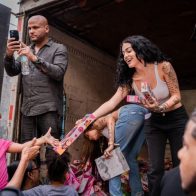 Malú Trevejo entrega juguetes a niños de distintos barrios del GSD