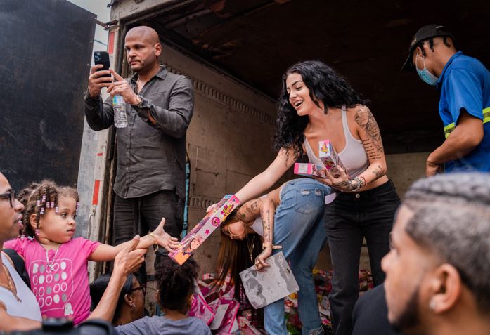 Malú Trevejo entrega juguetes a niños de distintos barrios del GSD