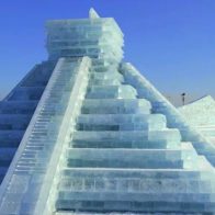 Exhiben una Pirámide de Kukulkán de hielo en festival del norte de China