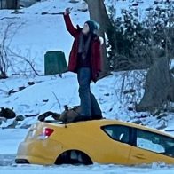 Joven se hace selfie sobre su carro mientras se hunde en rio congelado