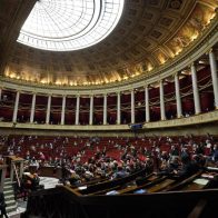 Francia restringirá entrada a teatros y restaurantes por coronavirus