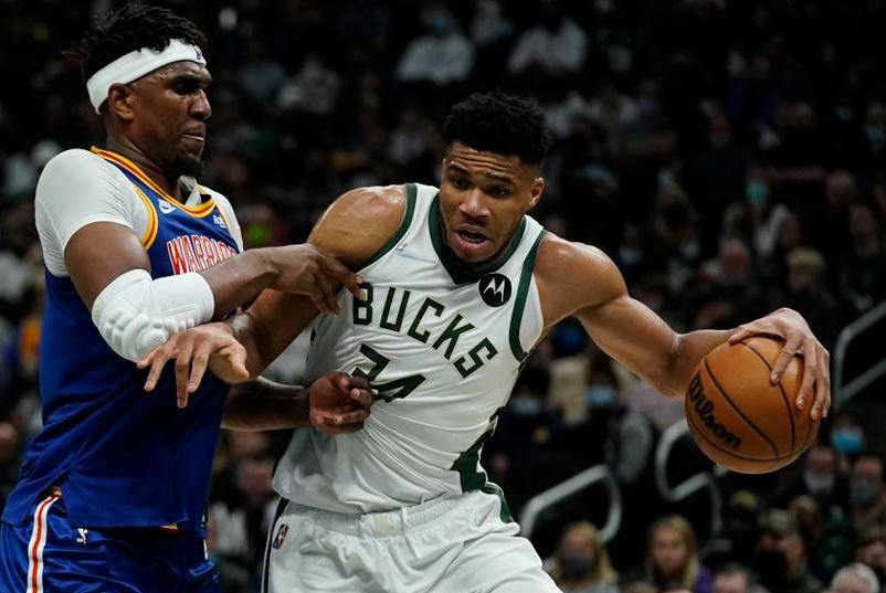 Giannis Antetokounmpo encabeza paliza de Bucks sobre Warriors