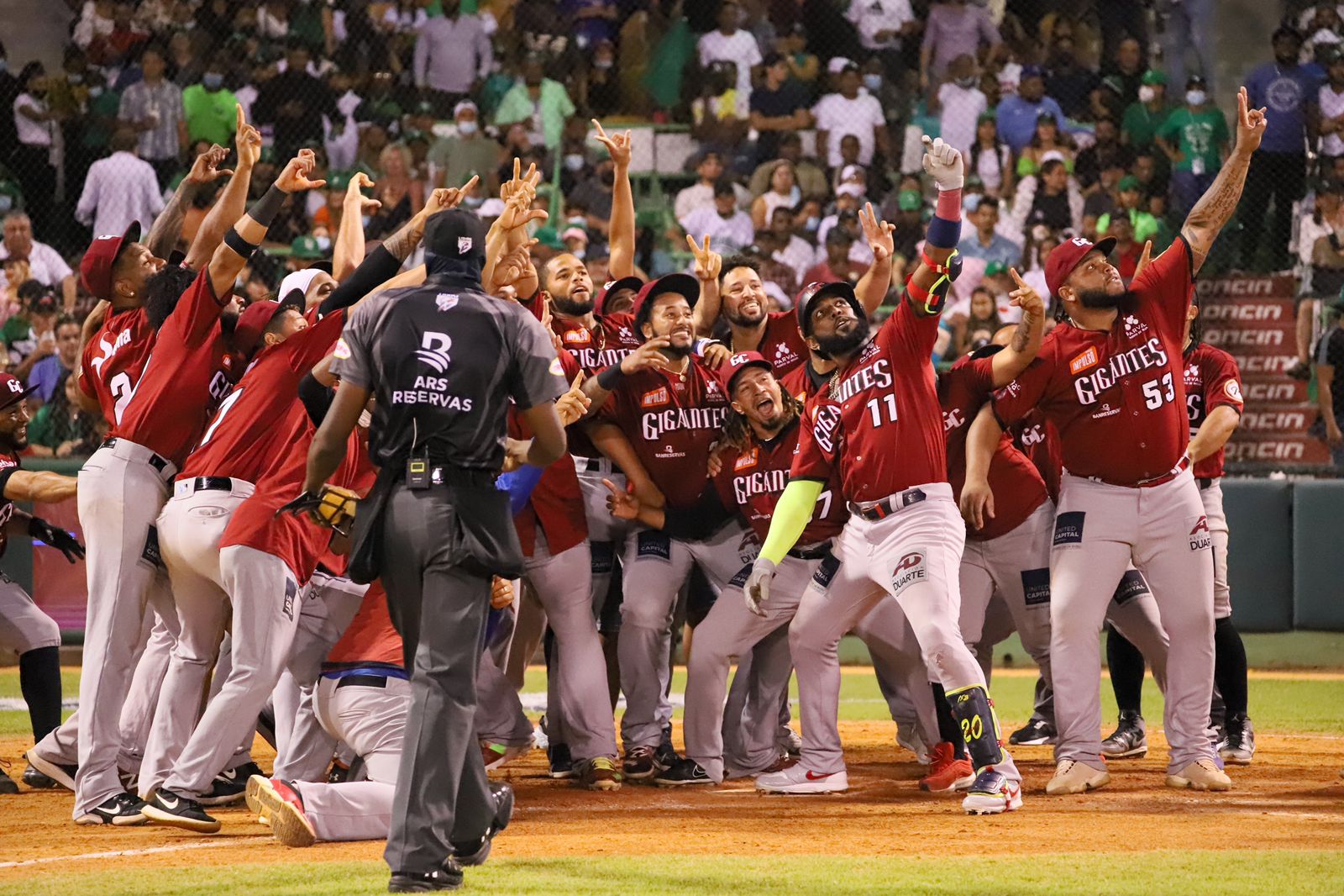 Gigantes toman control de la serie final con fiesta de palos en SPM