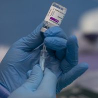 Malasia acorta cuarentena para vacunados con tres dosis