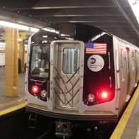 Hombre muere tras romperse el cuello al saltar los torniquetes del metro de NY