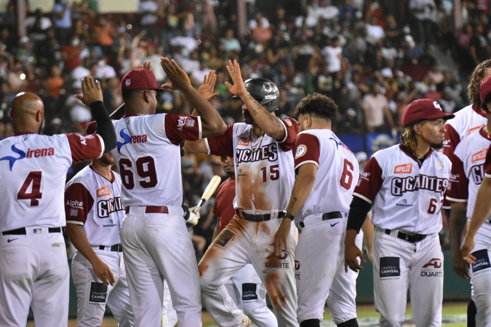 Ozuna lidera victoria de Gigantes sobre Estrellas; empatan serie a uno por bandos