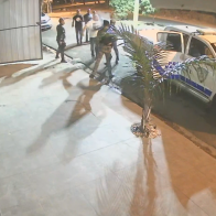 Policía le tira gas pimienta a varias personas durante confuso incidente