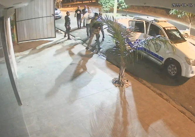 Policía le tira gas pimienta a varias personas durante confuso incidente
