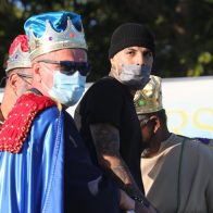 En víspera de Reyes, Rauw Alejandro y Wisin reparten regalos en PR