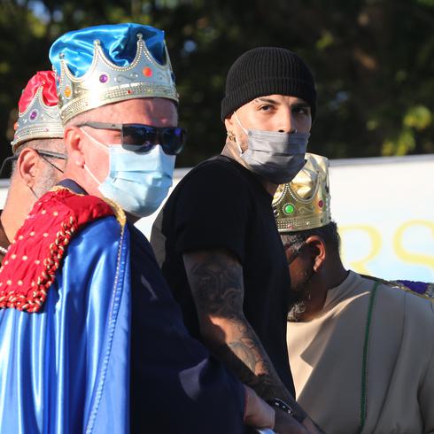En víspera de Reyes, Rauw Alejandro y Wisin reparten regalos en PR