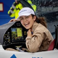 Joven de 19 años bate un récord de vuelo en solitario