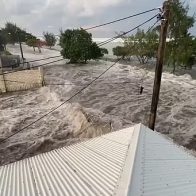 Dos personas fallecen y las calles quedan inundadas en Perú tras la erupción del volcán en Tonga
